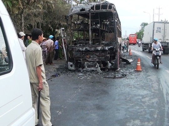 Xe khách giường nằm bốc cháy dữ dội trên đường