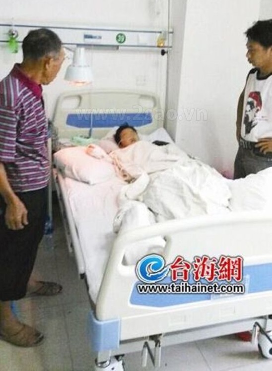 Kinh hoàng bé gái bị mẹ chém đứt cánh tay