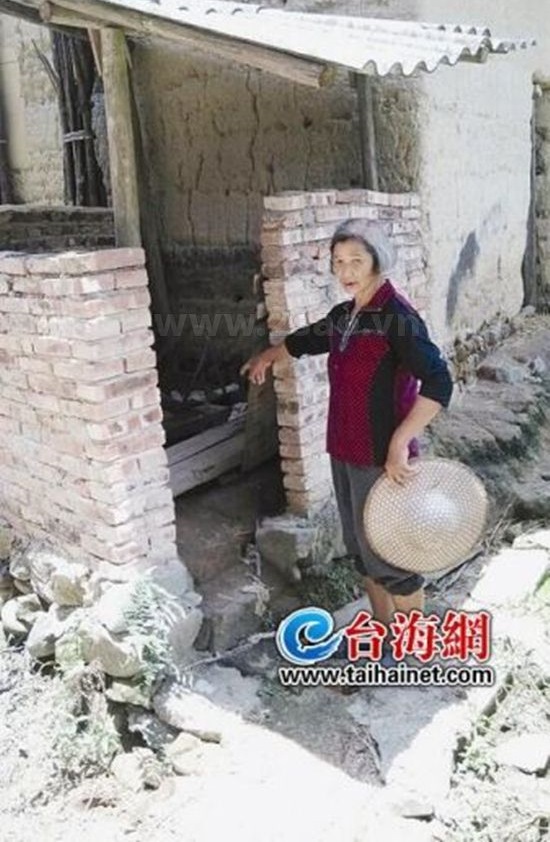 Kinh hoàng bé gái bị mẹ chém đứt cánh tay
