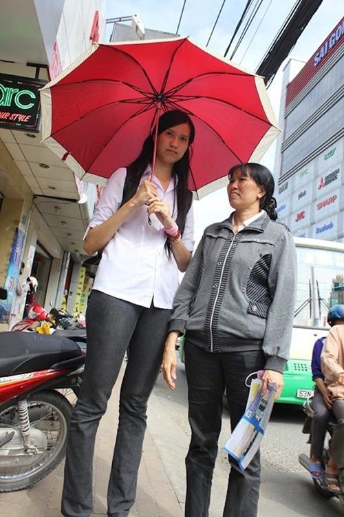 Nữ sinh cao 1,92 m khiến ai cũng ngước nhìn