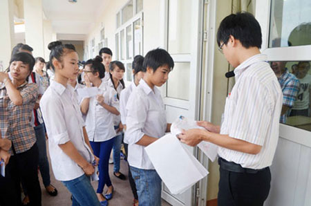 Kỳ thi CĐ 2014 ngày thứ nhất: 2 giám thị bị đình chỉ công việc