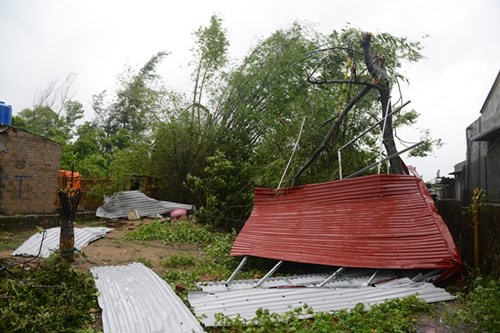 Khung cảnh tan hoang sau khi bão Thần Sấm quét qua