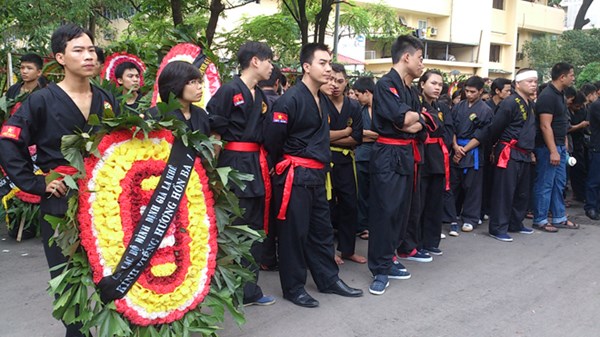 Hàng ngàn đệ tử tiễn đưa Trưởng môn Bình Định Gia
