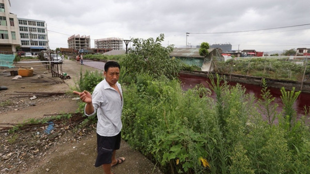 Lạ lùng dòng sông chuyển thành màu đỏ tươi chỉ sau 1 đêm