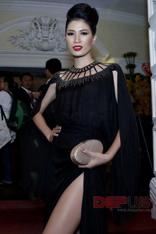 Sao phản cảm với váy xẻ cao bất tận