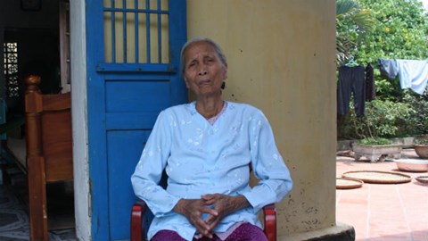 Đứa cháu bất hiếu đập bàn thờ liệt sĩ, đuổi bà ngoại khỏi nhà 