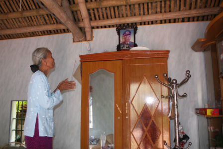 Đứa cháu bất hiếu đập bàn thờ liệt sĩ, đuổi bà ngoại khỏi nhà 