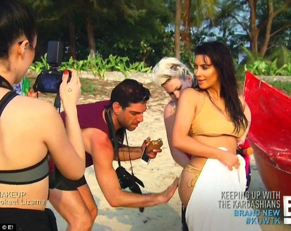 Kim Kardashian thản nhiên để trợ lý nam xoa cát vào 'vòng ba'