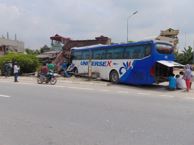 Xe khách đâm nhà dân: 1 người chết, hàng chục hành khách hú vía