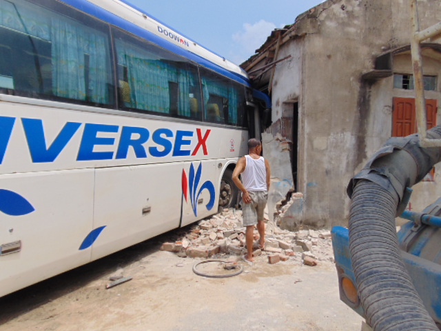 Xe khách đâm nhà dân: 1 người chết, hàng chục hành khách hú vía