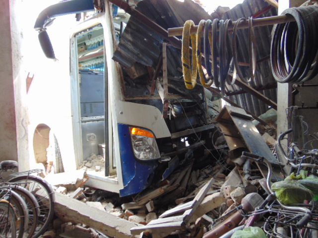 Xe khách đâm nhà dân: 1 người chết, hàng chục hành khách hú vía