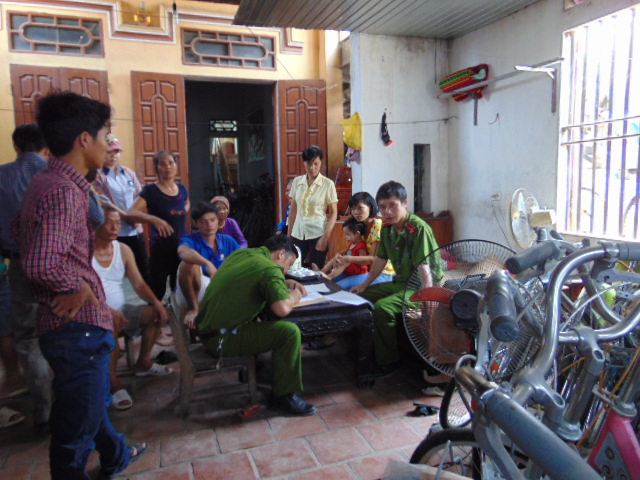 Xe khách đâm nhà dân: 1 người chết, hàng chục hành khách hú vía