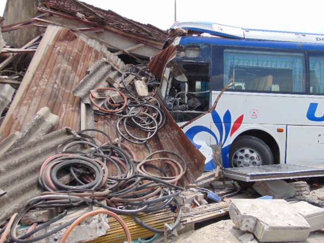 Xe khách đâm nhà dân: 1 người chết, hàng chục hành khách hú vía