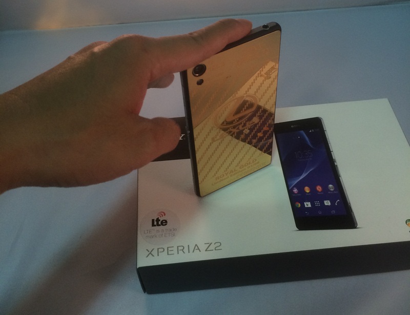 Sony Experia Z2 “hút mắt” với lớp vàng 24K và hoa văn độc đáo