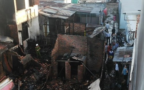 Hỏa hoạn, ôm ba con nhảy lầu thoát thân