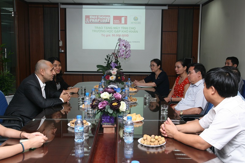 Báo ĐS&PL cùng  Home Credit Việt Nam chung tay làm từ thiện