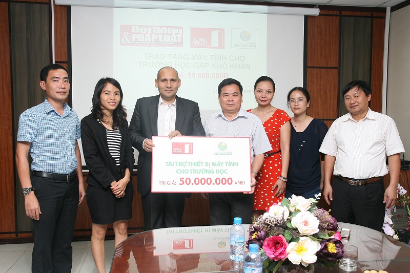 Báo ĐS&PL cùng  Home Credit Việt Nam chung tay làm từ thiện