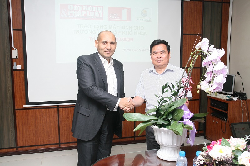 Báo ĐS&PL cùng  Home Credit Việt Nam chung tay làm từ thiện