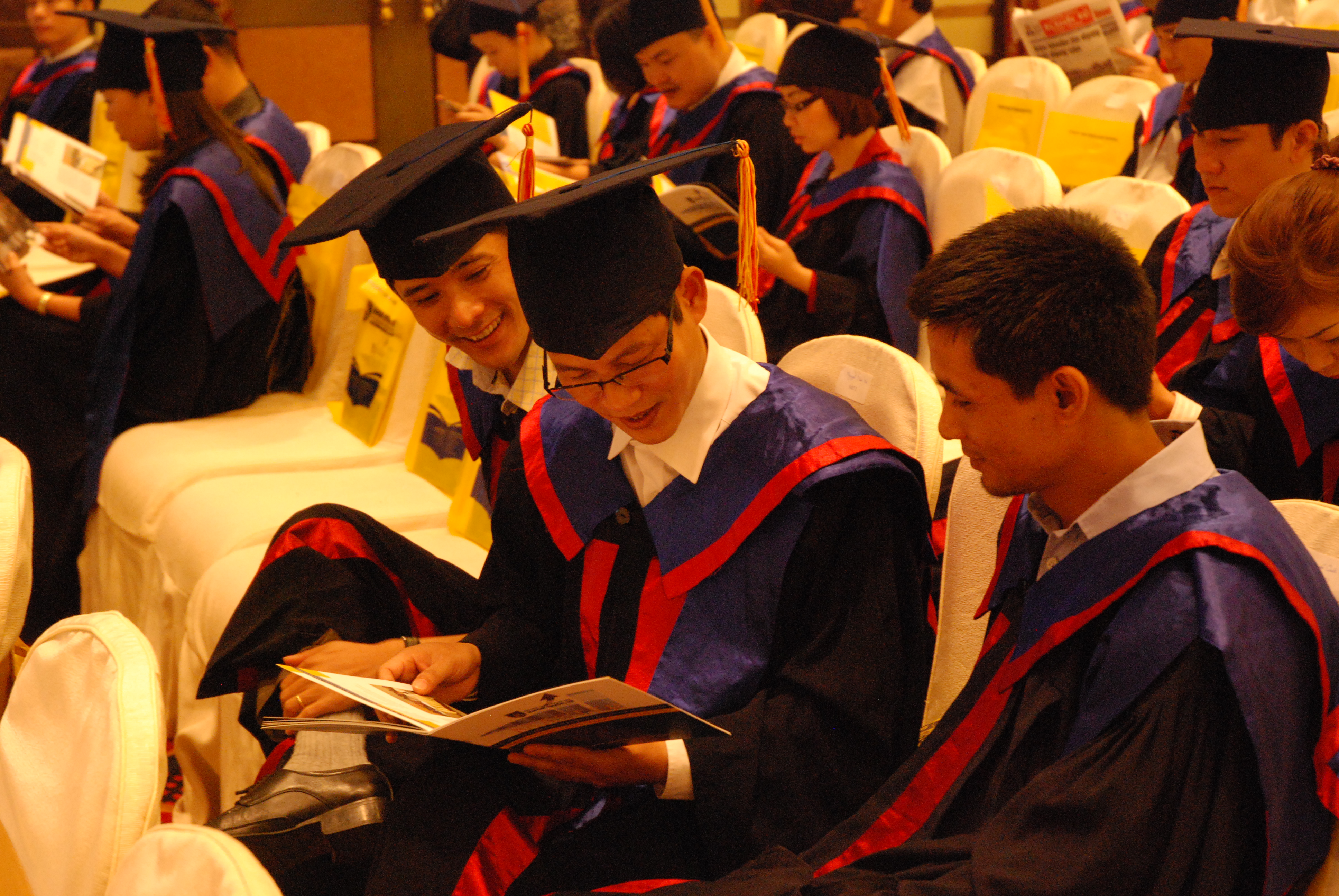 Bằng tốt nghiệp sai sót, hàng trăm tân cử nhân méo mặt