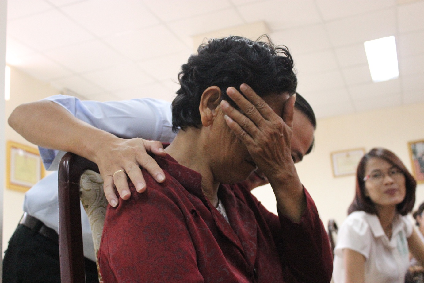 Dân nghèo bật khóc nức nở khi được Tổng Thanh tra Chính phủ tiếp