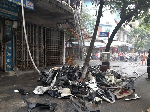 Cháy lớn do chập điện trên phố Phủ Doãn