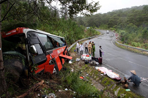 Xe khách mất thắng đâm vào vách núi, 3 người chết tại chỗ