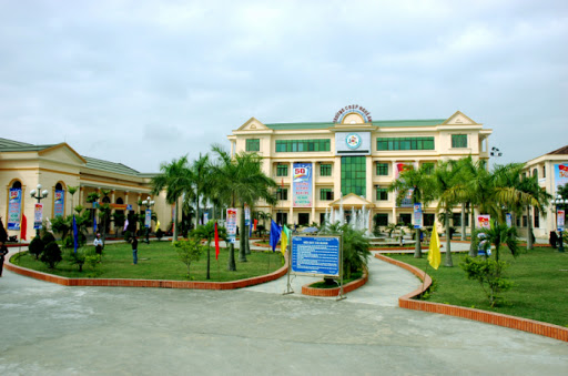 Nữ SV rơi từ tầng 5 khu nội trú xuống đất tử vong Nữ SV rơi từ tầng 5 khu nội trú xuống đất tử vong