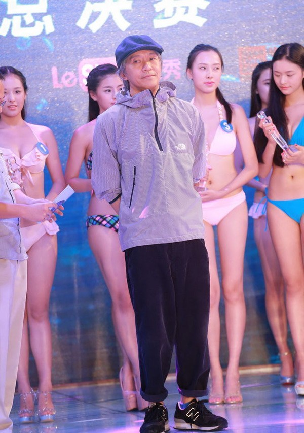 Châu Tinh Trì uể oải đứng giữa dàn mỹ nhân bikini