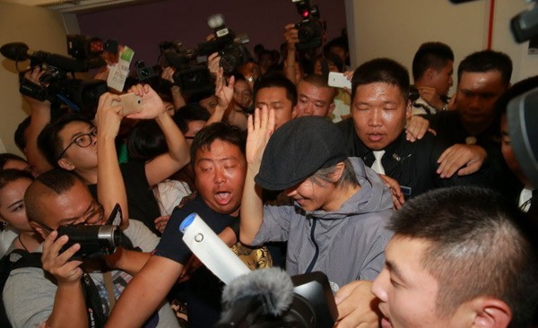 Châu Tinh Trì uể oải đứng giữa dàn mỹ nhân bikini