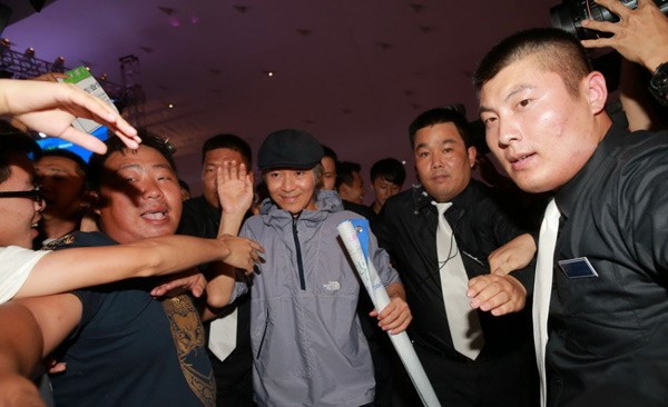 Châu Tinh Trì uể oải đứng giữa dàn mỹ nhân bikini