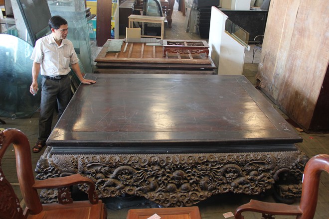 Chiếc sập gỗ trắc giá 1,5 tỷ đồng tại kho đồ cũ ở Hà Nội