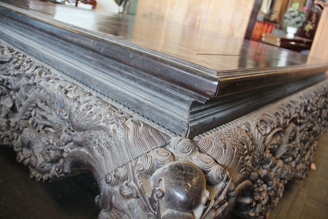 Chiếc sập gỗ trắc giá 1,5 tỷ đồng tại kho đồ cũ ở Hà Nội