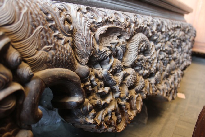 Chiếc sập gỗ trắc giá 1,5 tỷ đồng tại kho đồ cũ ở Hà Nội