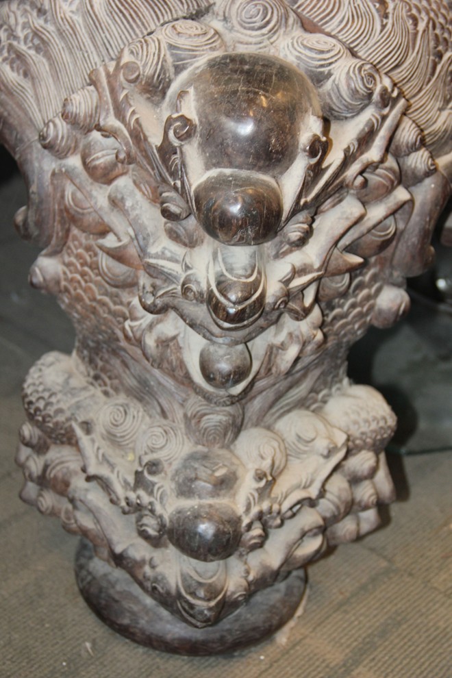 Chiếc sập gỗ trắc giá 1,5 tỷ đồng tại kho đồ cũ ở Hà Nội