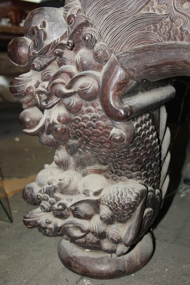 Chiếc sập gỗ trắc giá 1,5 tỷ đồng tại kho đồ cũ ở Hà Nội