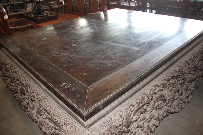 Chiếc sập gỗ trắc giá 1,5 tỷ đồng tại kho đồ cũ ở Hà Nội