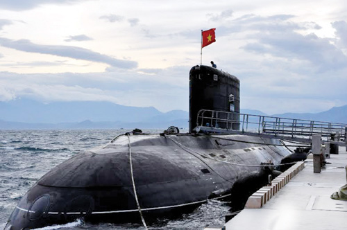 Tàu ngầm huấn luyện ở Cam Ranh