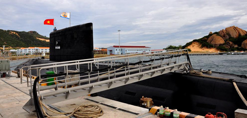 Tàu ngầm huấn luyện ở Cam Ranh
