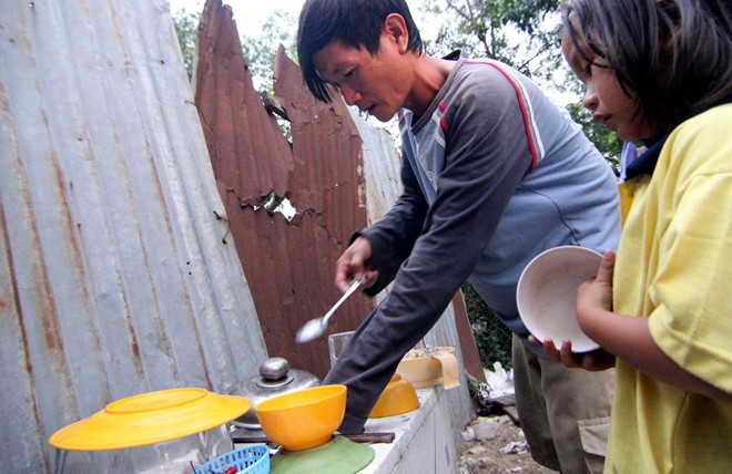 Cuộc sống của ba bố con trong túp lều trước tòa cao ốc