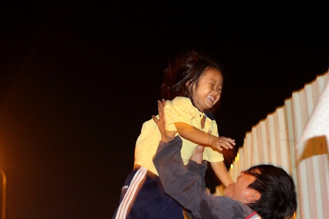 Cuộc sống của ba bố con trong túp lều trước tòa cao ốc