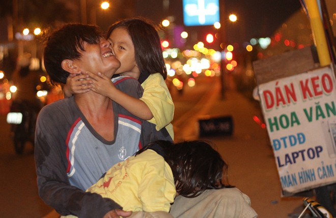 Cuộc sống của ba bố con trong túp lều trước tòa cao ốc