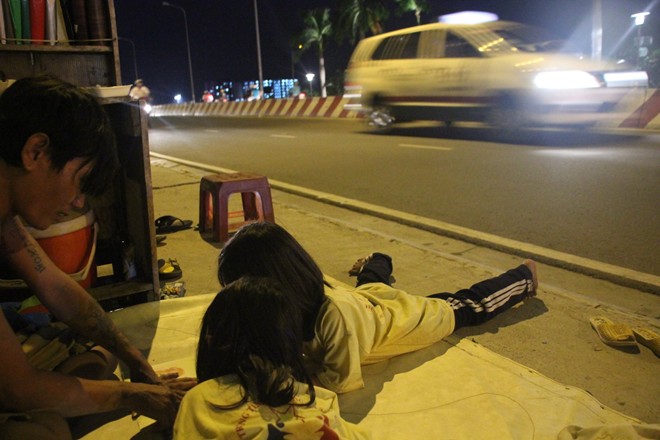 Cuộc sống của ba bố con trong túp lều trước tòa cao ốc