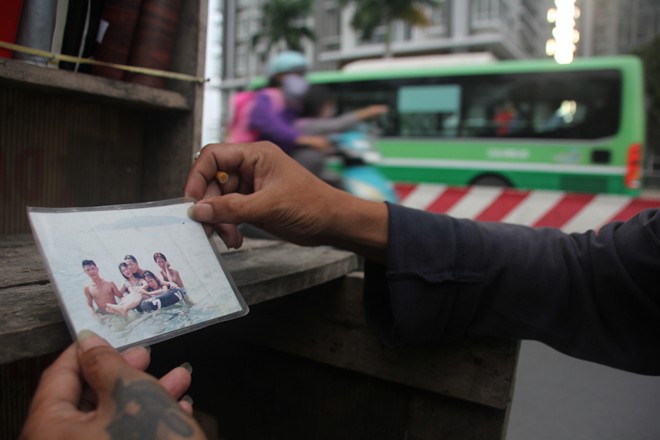 Cuộc sống của ba bố con trong túp lều trước tòa cao ốc