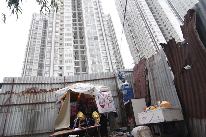 Cuộc sống của ba bố con trong túp lều trước tòa cao ốc