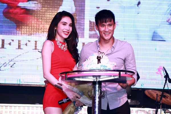 Công Vinh – Thủy Tiên tình tứ làm đám cưới trên sâu khấu