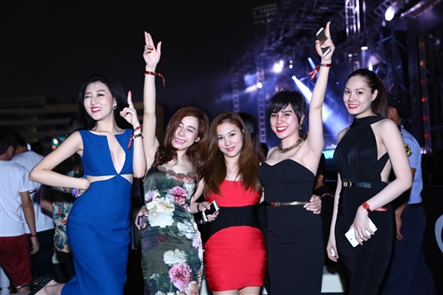 DJ Hardwell “bùng cháy” cùng người hâm mộ Việt DJ Hardwell “bùng cháy” cùng người hâm mộ Việt