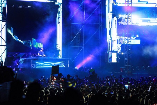 DJ Hardwell “bùng cháy” cùng người hâm mộ Việt DJ Hardwell “bùng cháy” cùng người hâm mộ Việt