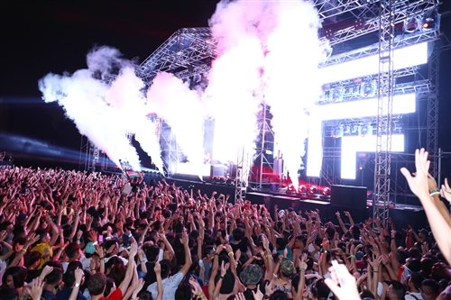 DJ Hardwell “bùng cháy” cùng người hâm mộ Việt DJ Hardwell “bùng cháy” cùng người hâm mộ Việt