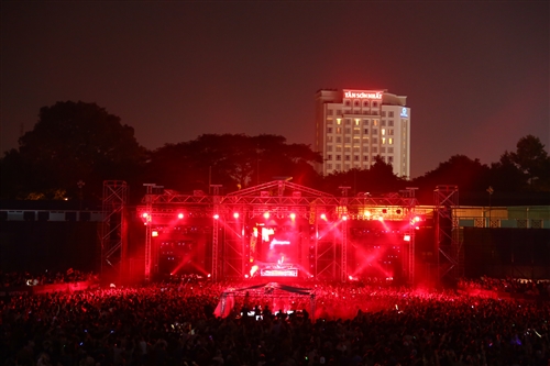 DJ Hardwell “bùng cháy” cùng người hâm mộ Việt DJ Hardwell “bùng cháy” cùng người hâm mộ Việt