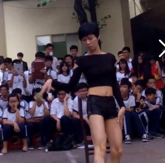 Múa cột trong lễ khai giảng, lãnh đạo trường nói gì?